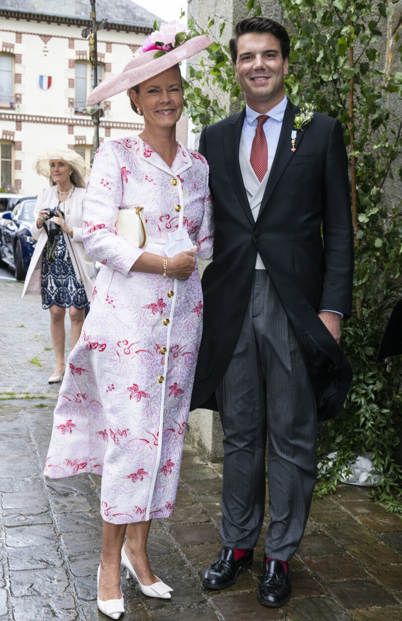 . La mère de la mariée, S.A.R. la princesse Constance de Bourbon Parme, au côté de son fils, S.A.R. le prince Amaury, qui était aussi le témoin du marié.